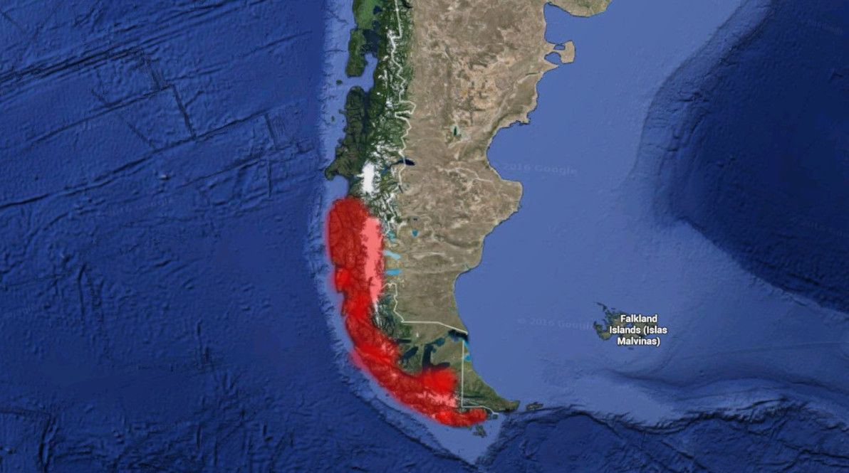 Map of Chile (far south): areas without roads (approximate) are highlighted in red.